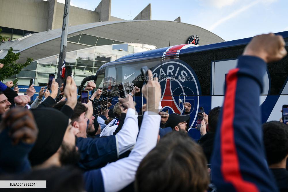 Supporters queuing for PSG vs Arsenal FC at Parc des Princes - Paris