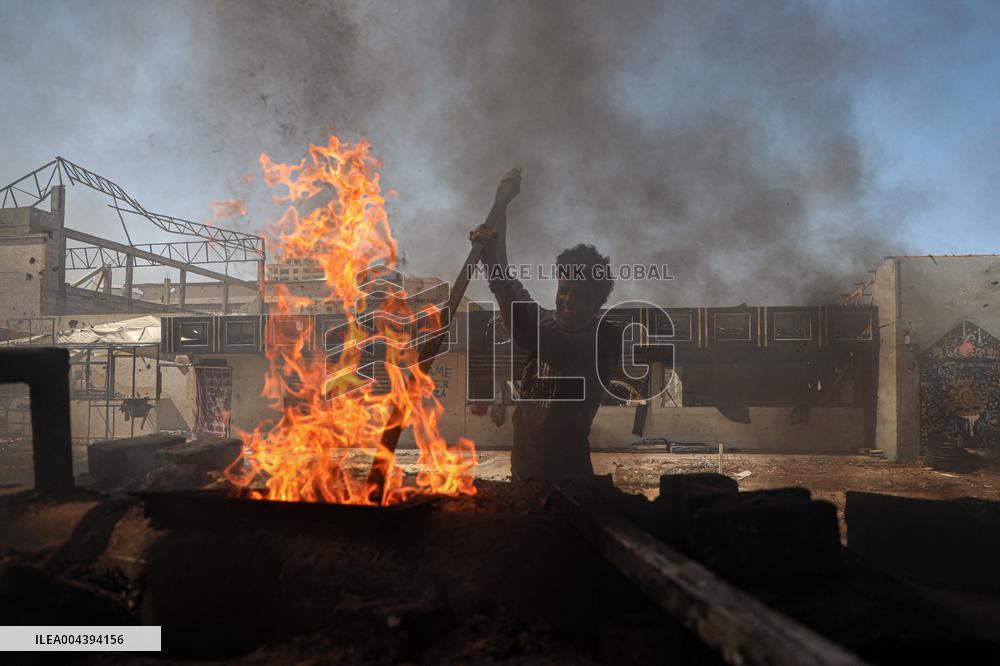 Palestinians Turn Plastic Waste into Fuel to Survive - Gaza