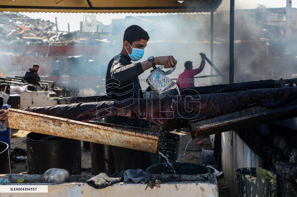 Palestinians Turn Plastic Waste into Fuel to Survive - Gaza