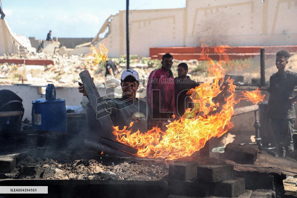 Palestinians Turn Plastic Waste into Fuel to Survive - Gaza