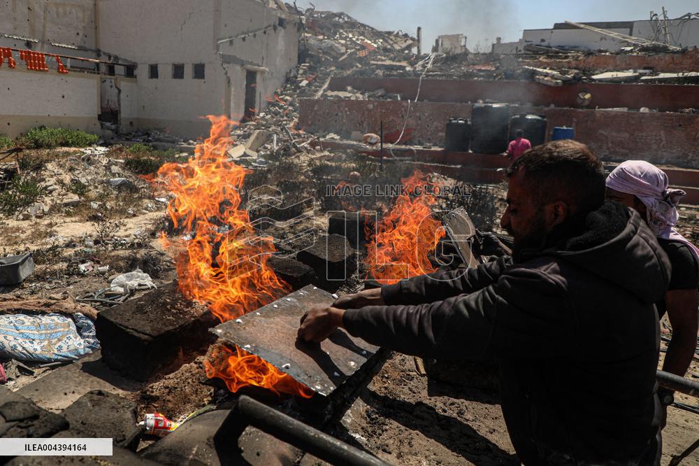 Palestinians Turn Plastic Waste into Fuel to Survive - Gaza