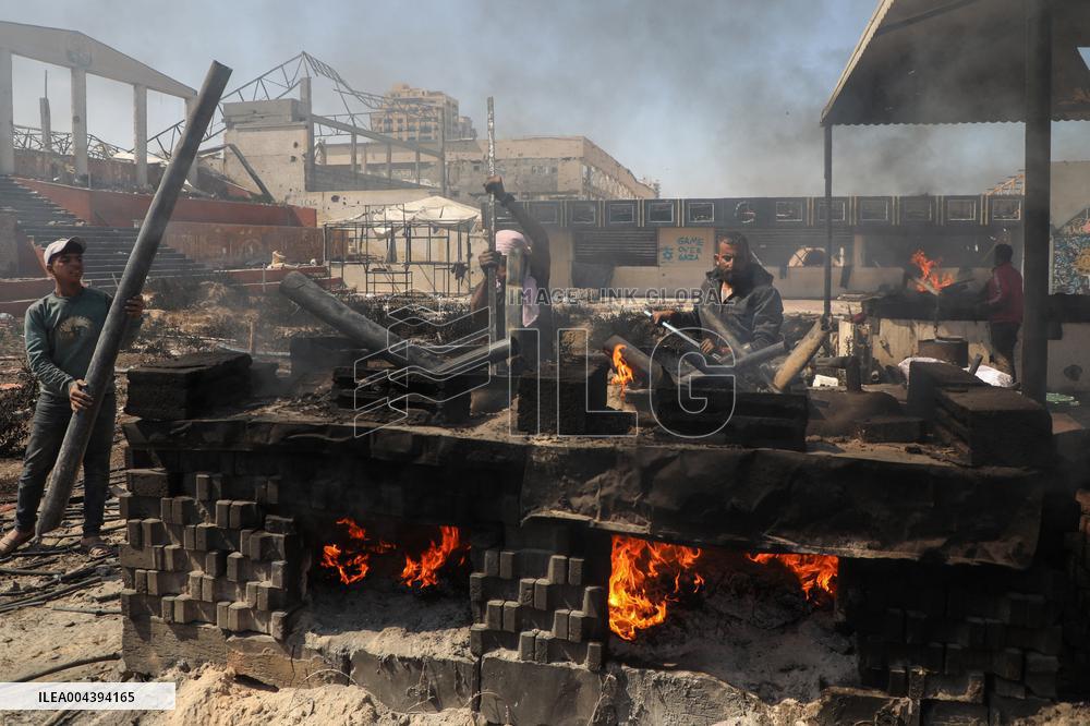 Palestinians Turn Plastic Waste into Fuel to Survive - Gaza