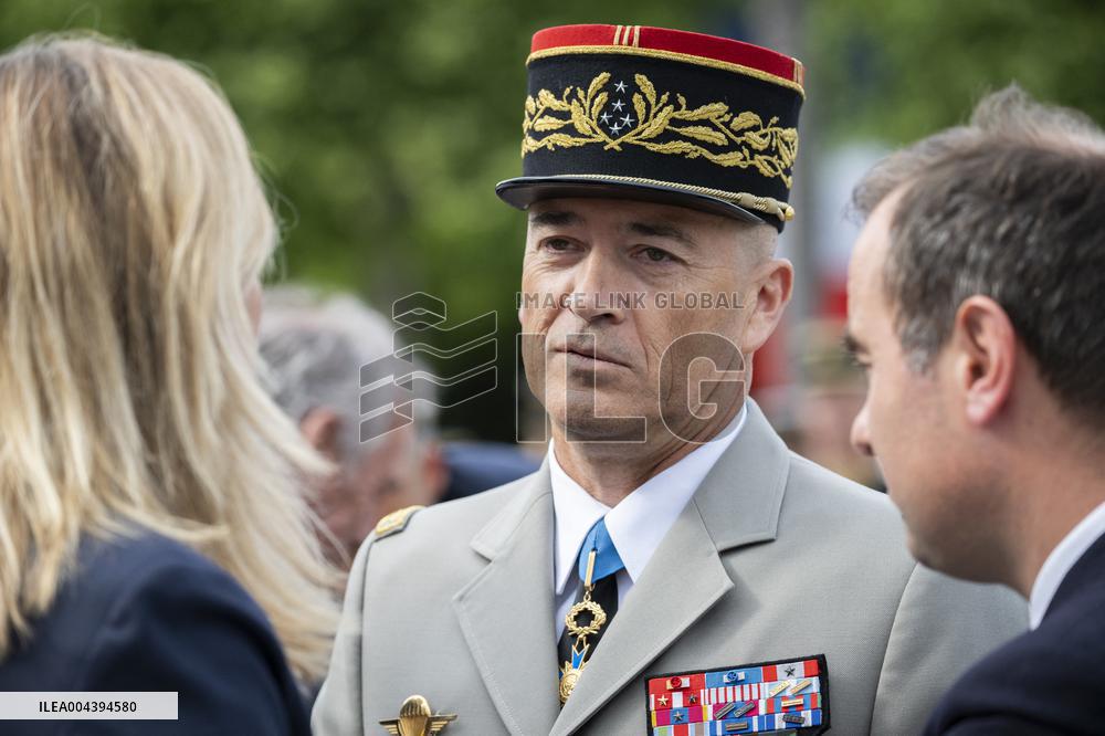 Victory Day Ceremony At De Gaulle Statue - Paris