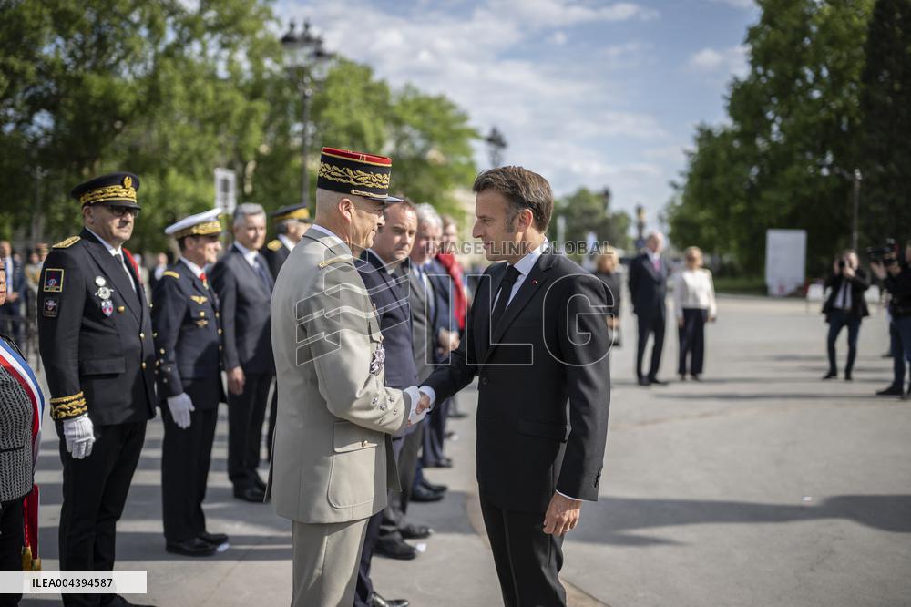Victory Day Ceremony At De Gaulle Statue - Paris