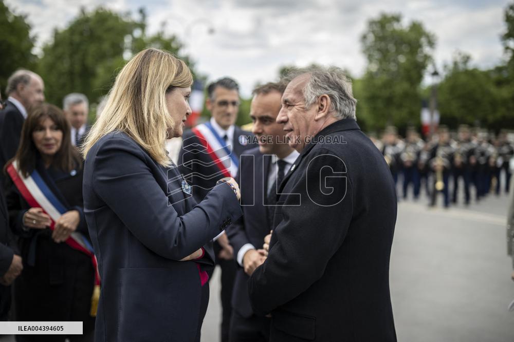 Victory Day Ceremony At De Gaulle Statue - Paris