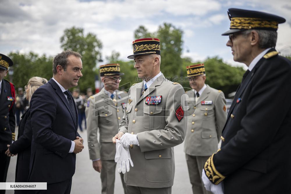 Victory Day Ceremony At De Gaulle Statue - Paris