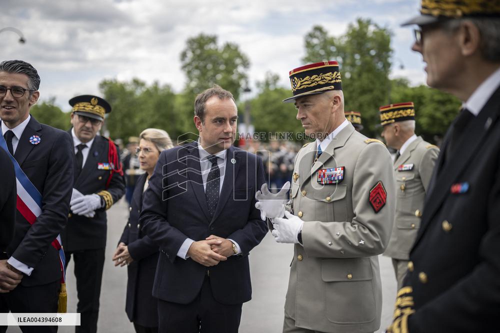 Victory Day Ceremony At De Gaulle Statue - Paris