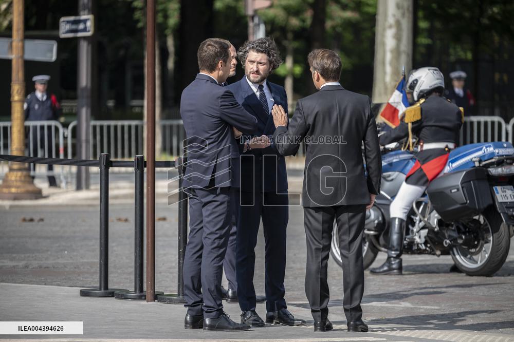 Victory Day Ceremony At De Gaulle Statue - Paris