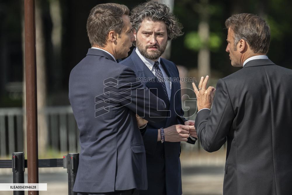 Victory Day Ceremony At De Gaulle Statue - Paris