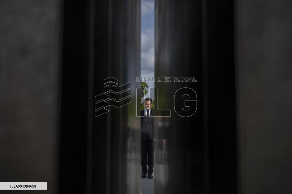 Victory Day Ceremony At De Gaulle Statue - Paris