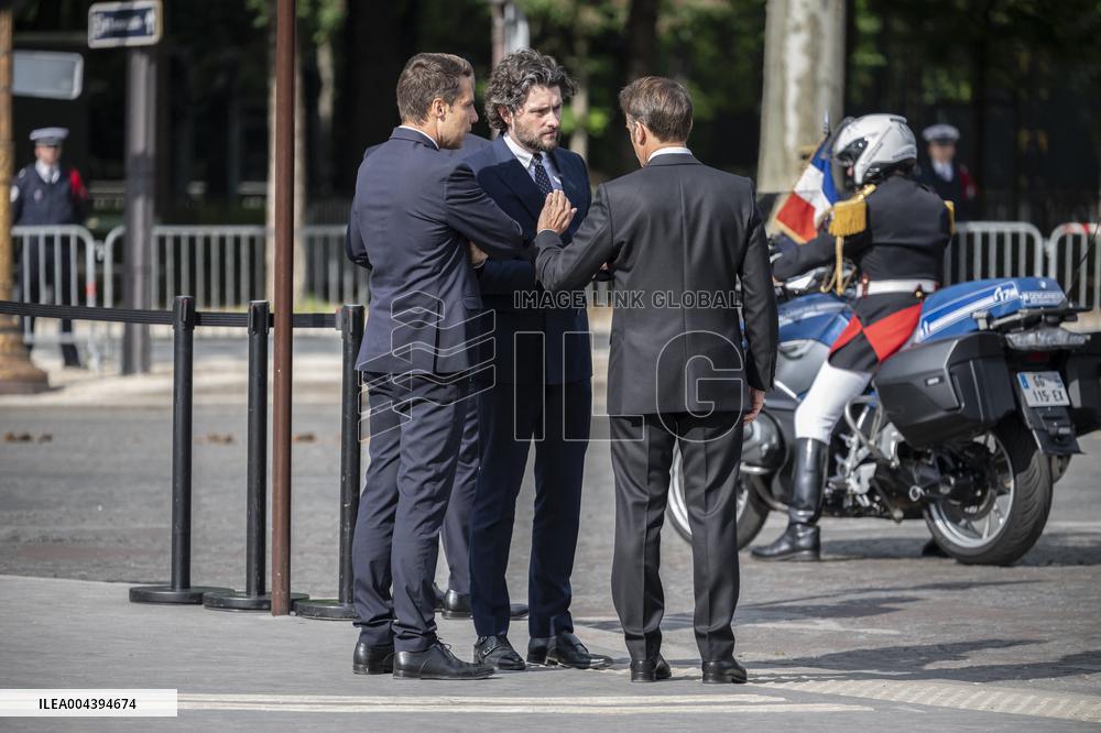 Victory Day Ceremony At De Gaulle Statue - Paris