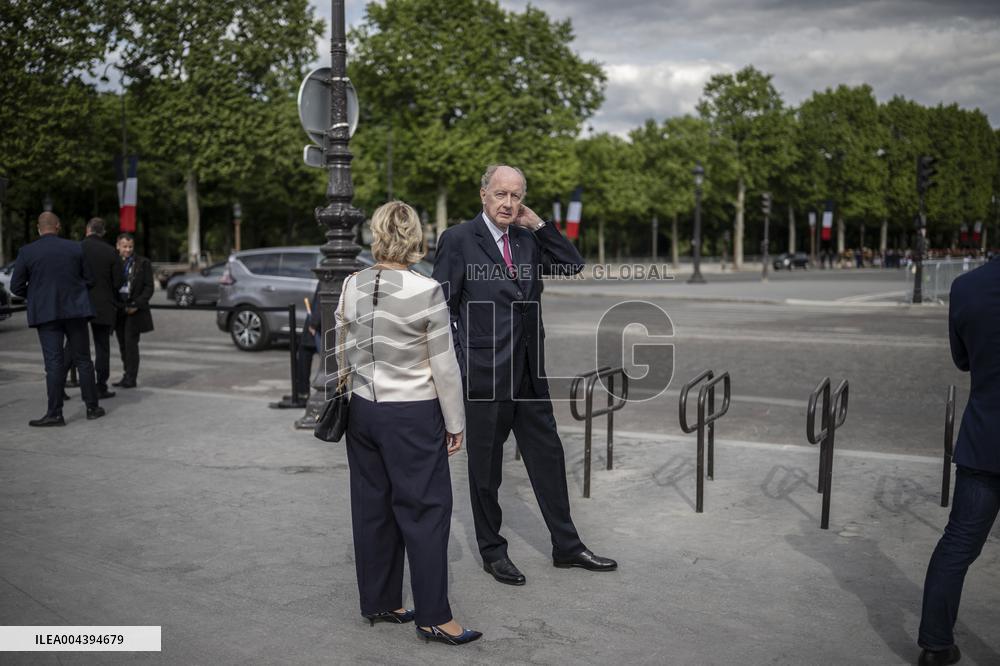 Victory Day Ceremony At De Gaulle Statue - Paris