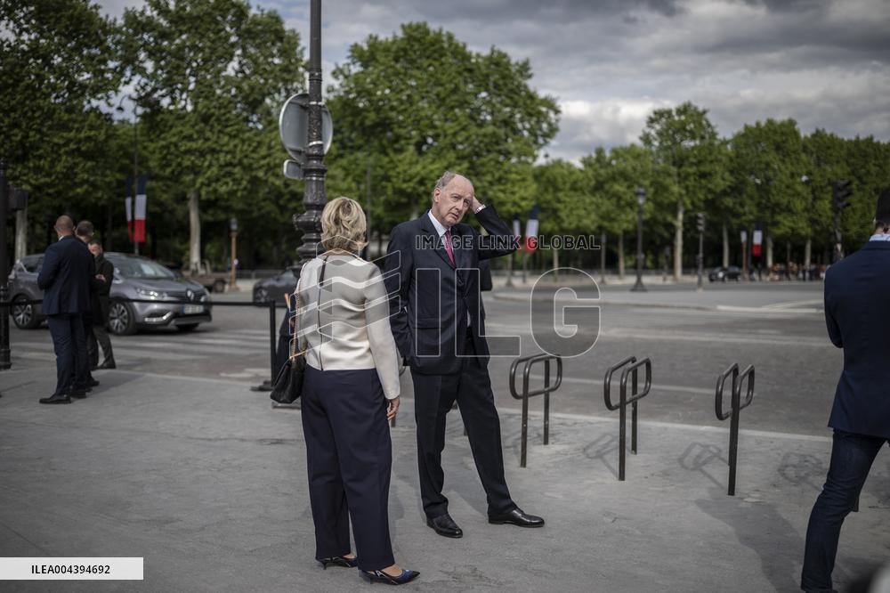 Victory Day Ceremony At De Gaulle Statue - Paris