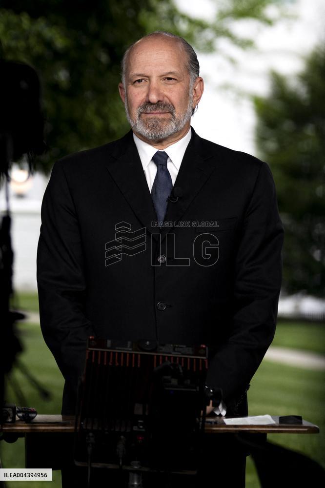 Commerce Secretary Lutnik Prepares for Interview at White House