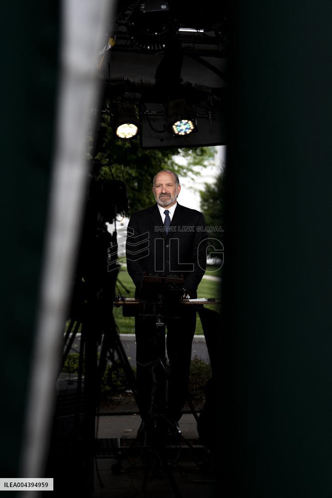 Commerce Secretary Lutnik Prepares for Interview at White House