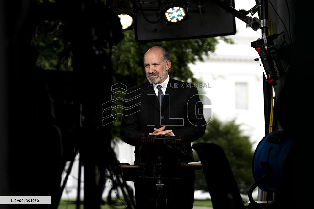 Commerce Secretary Lutnik Prepares for Interview at White House