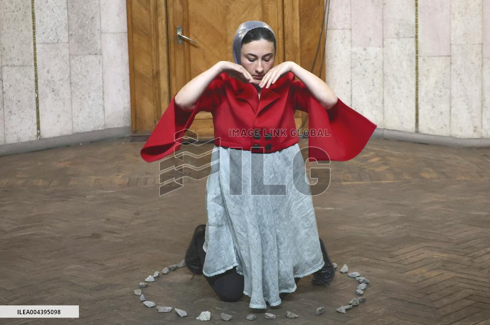 Warmth of Cold Walls performance shown in Kharkiv