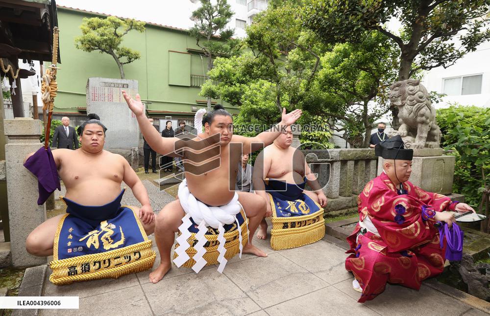 Sumo: Hoshoryu performs ring-entering ritual