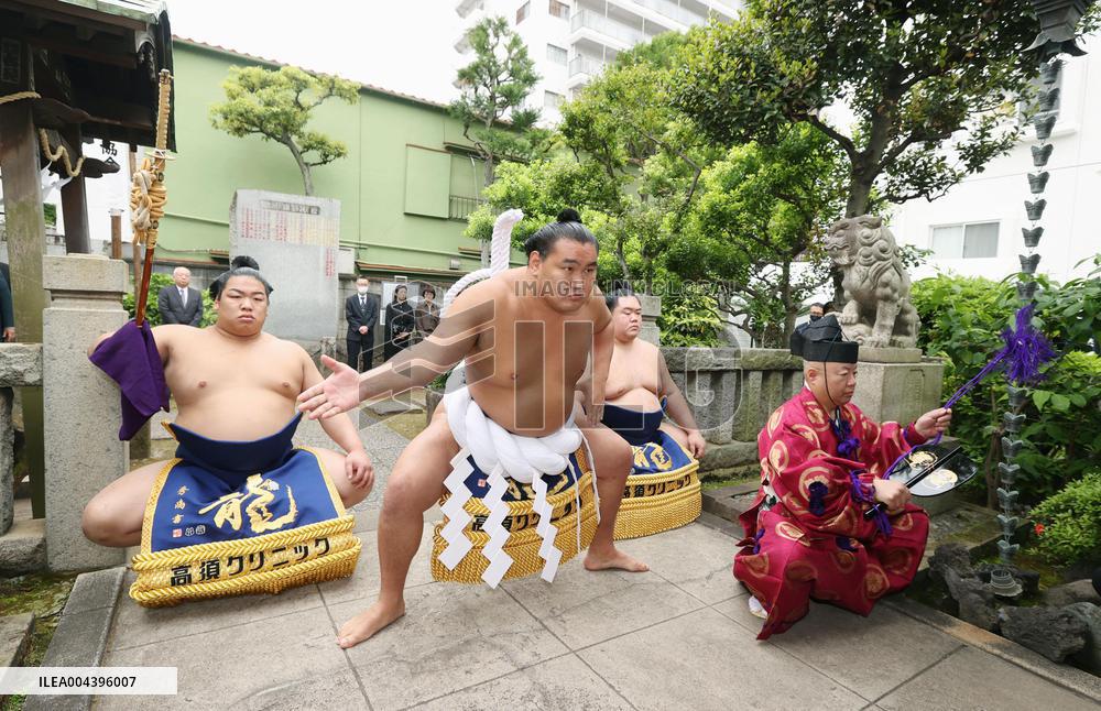 Sumo: Hoshoryu performs ring-entering ritual