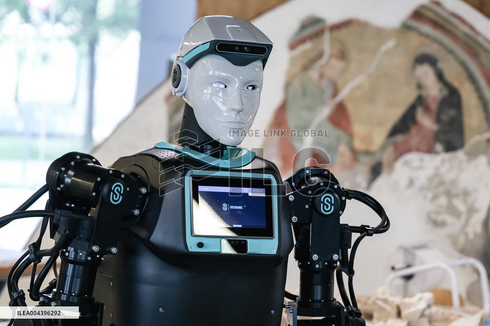 RoBee First Cognitive Humanoid For Restoration Unveiled - Milan