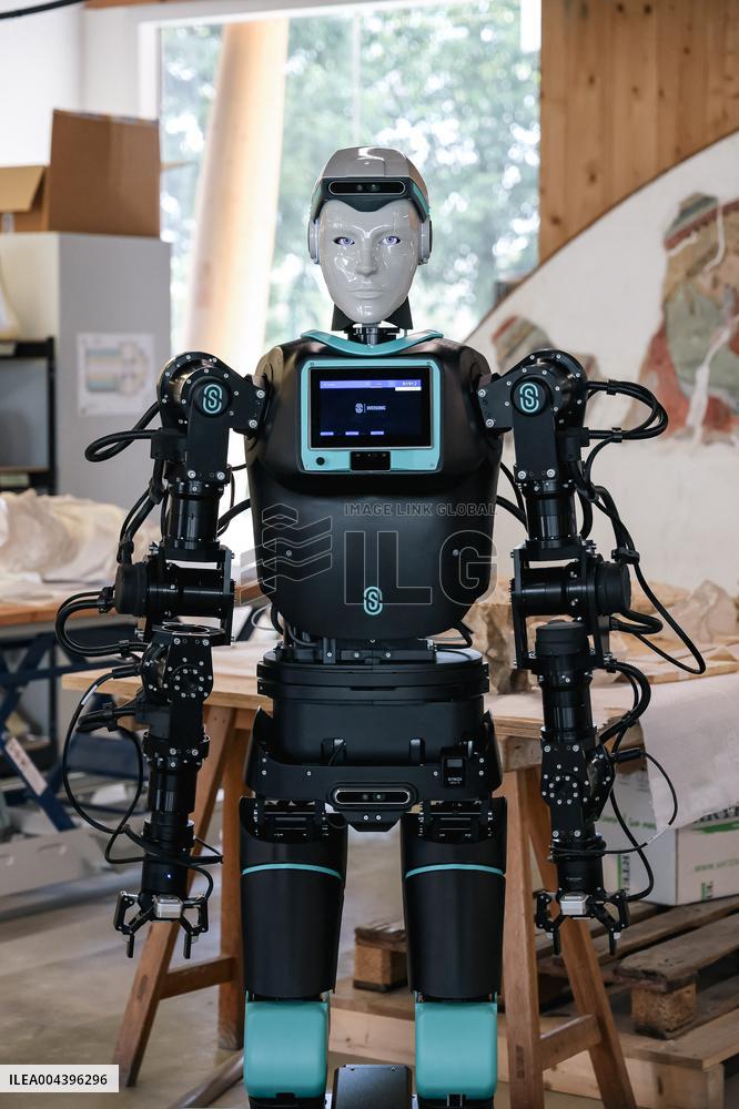 RoBee First Cognitive Humanoid For Restoration Unveiled - Milan