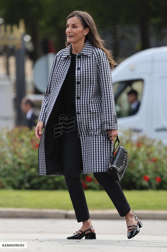 Queen Letizia Visits Cuesta de Moyano Book Fair - Madrid