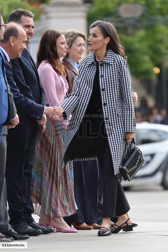 Queen Letizia Visits Cuesta de Moyano Book Fair - Madrid