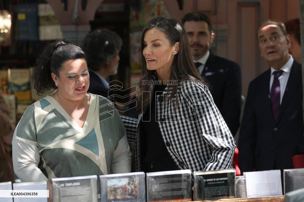 Queen Letizia Visits Cuesta de Moyano Book Fair - Madrid