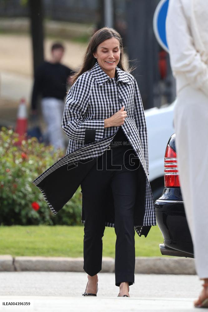 Queen Letizia Visits Cuesta de Moyano Book Fair - Madrid