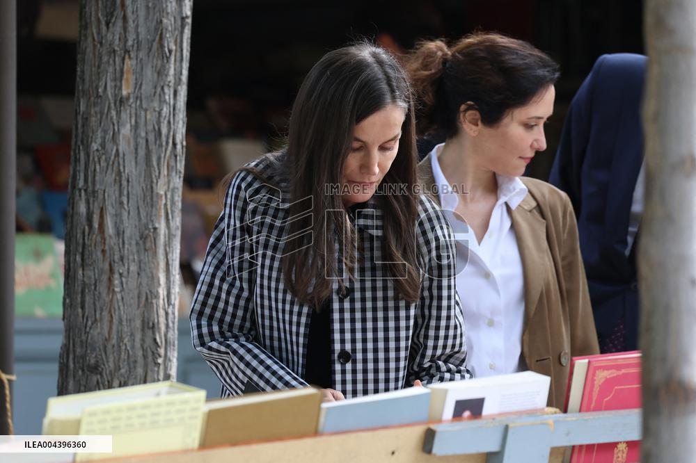 Queen Letizia Visits Cuesta de Moyano Book Fair - Madrid