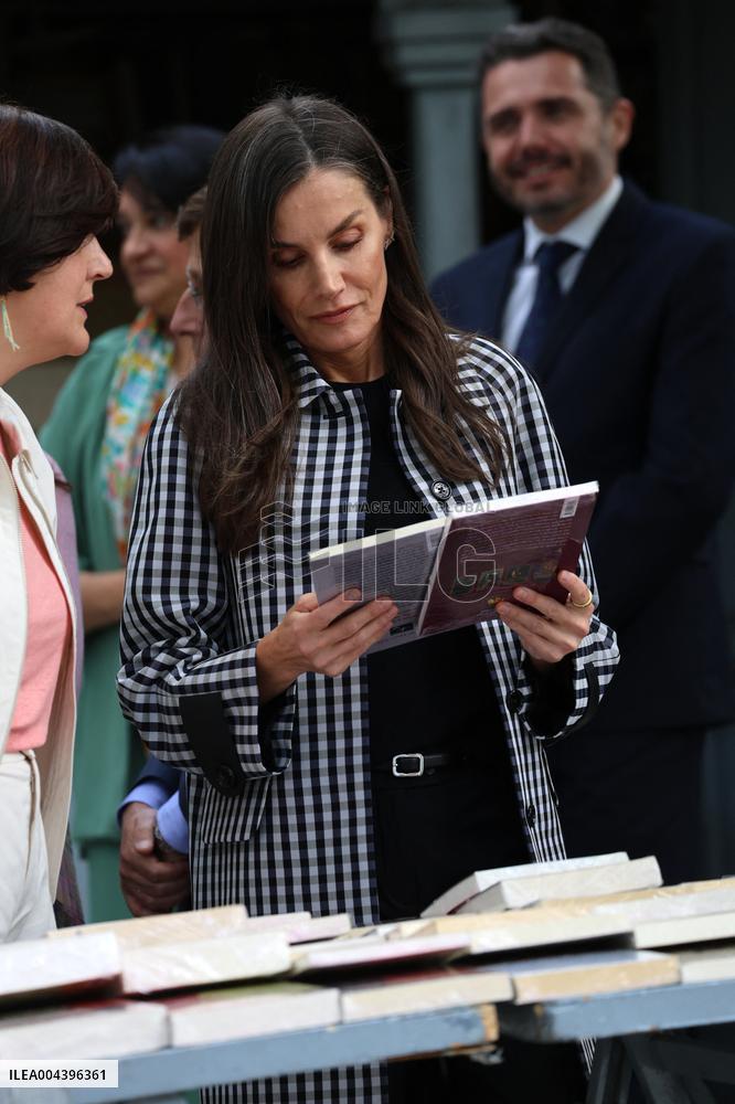 Queen Letizia Visits Cuesta de Moyano Book Fair - Madrid