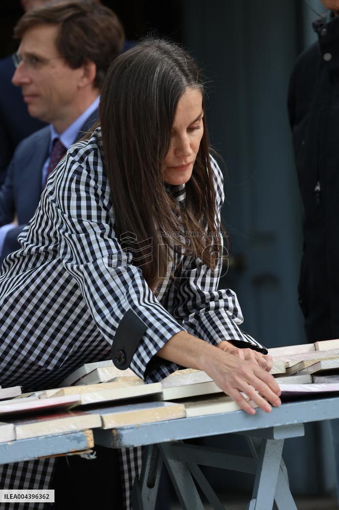 Queen Letizia Visits Cuesta de Moyano Book Fair - Madrid