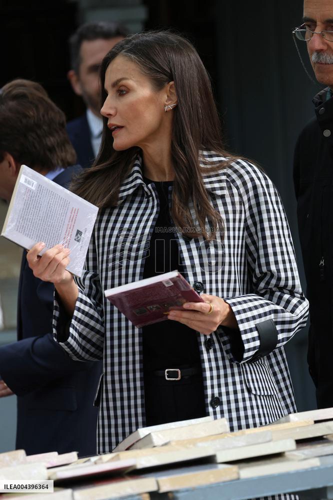 Queen Letizia Visits Cuesta de Moyano Book Fair - Madrid