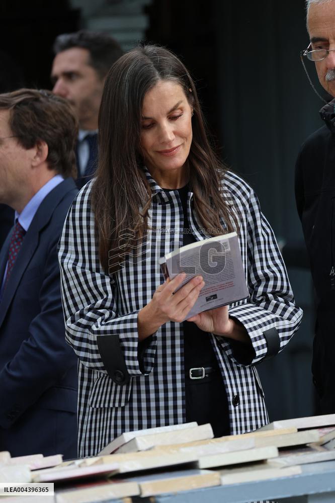 Queen Letizia Visits Cuesta de Moyano Book Fair - Madrid