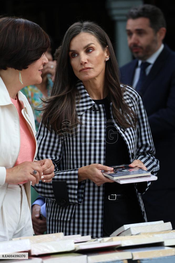 Queen Letizia Visits Cuesta de Moyano Book Fair - Madrid