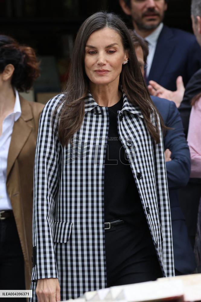 Queen Letizia Visits Cuesta de Moyano Book Fair - Madrid