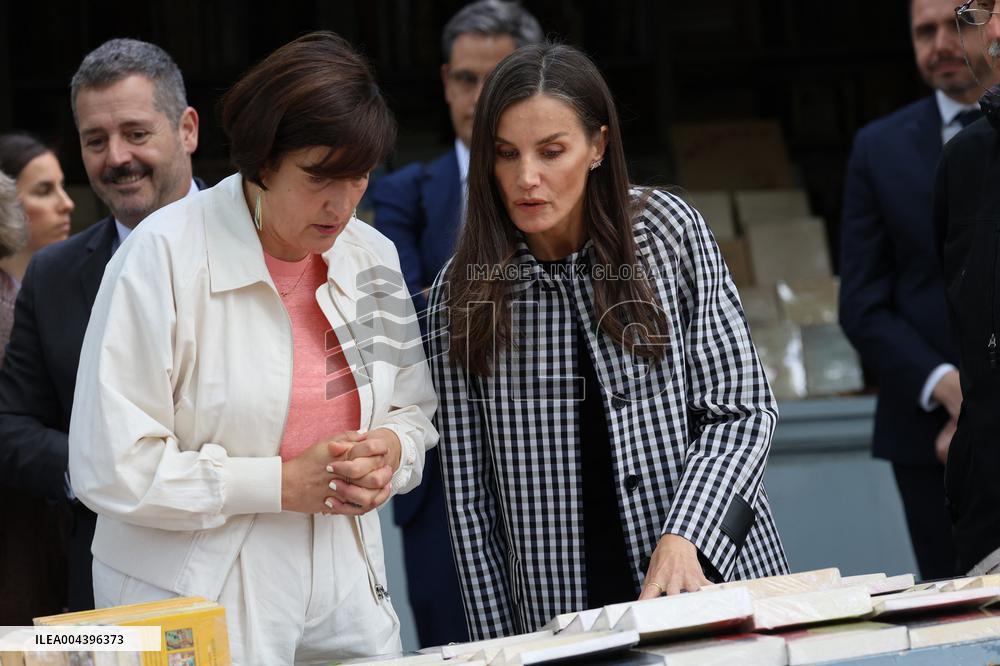 Queen Letizia Visits Cuesta de Moyano Book Fair - Madrid