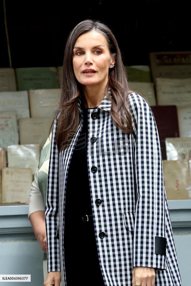 Queen Letizia Visits Cuesta de Moyano Book Fair - Madrid