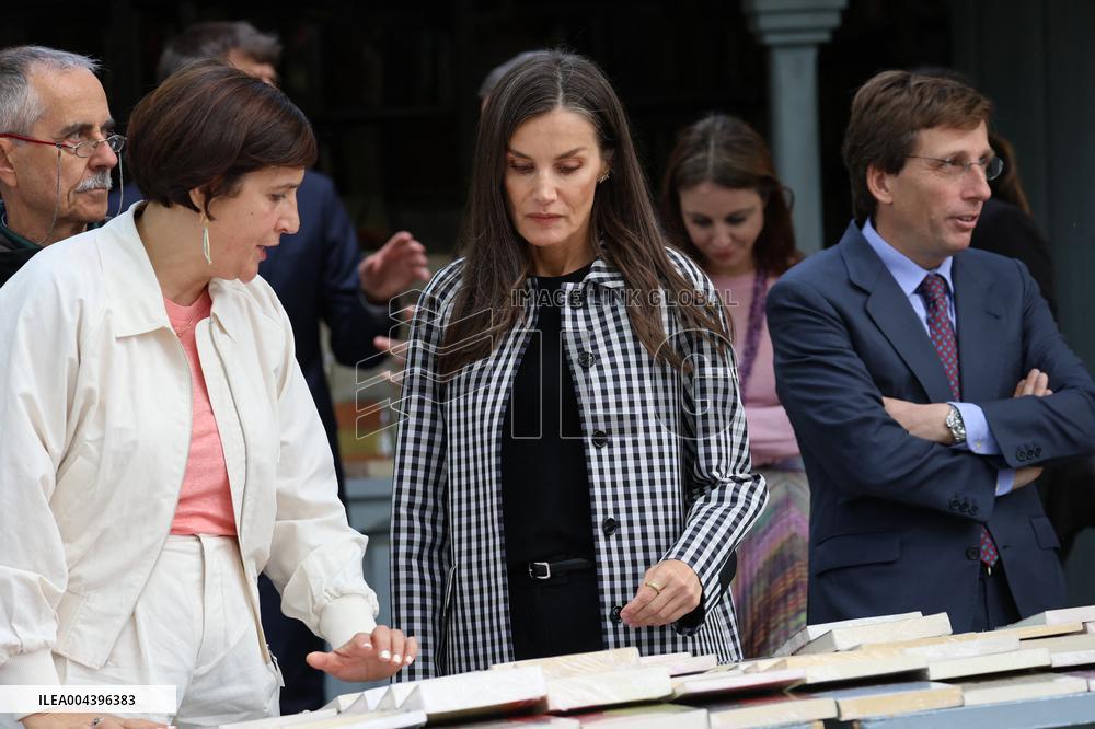 Queen Letizia Visits Cuesta de Moyano Book Fair - Madrid