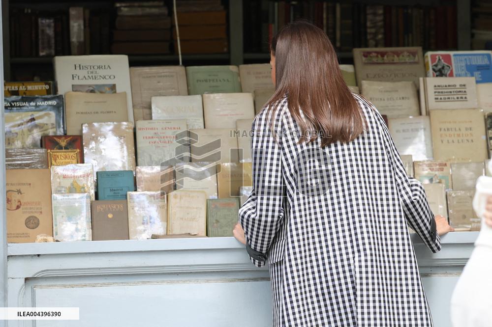 Queen Letizia Visits Cuesta de Moyano Book Fair - Madrid