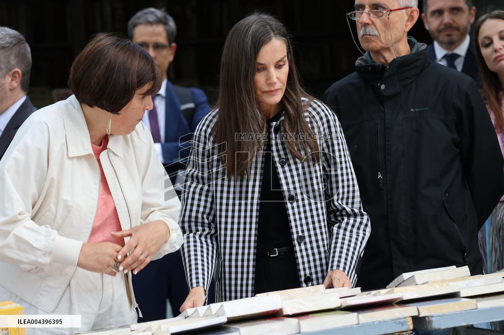 Queen Letizia Visits Cuesta de Moyano Book Fair - Madrid