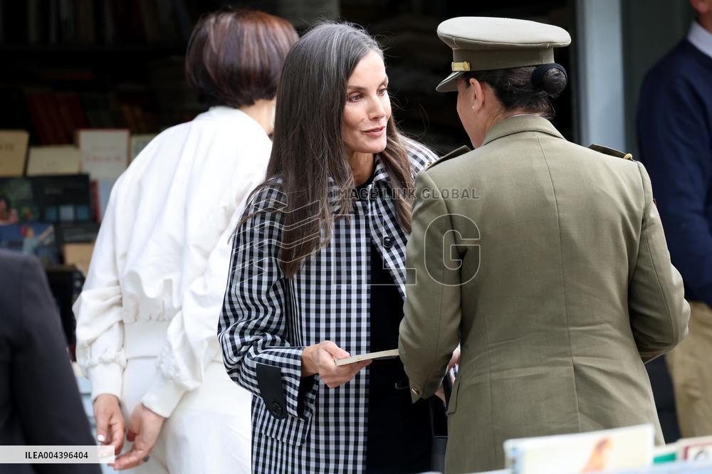 Queen Letizia Visits Cuesta de Moyano Book Fair - Madrid