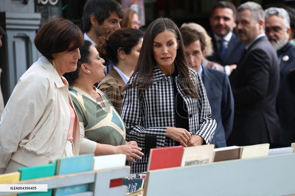 Queen Letizia Visits Cuesta de Moyano Book Fair - Madrid