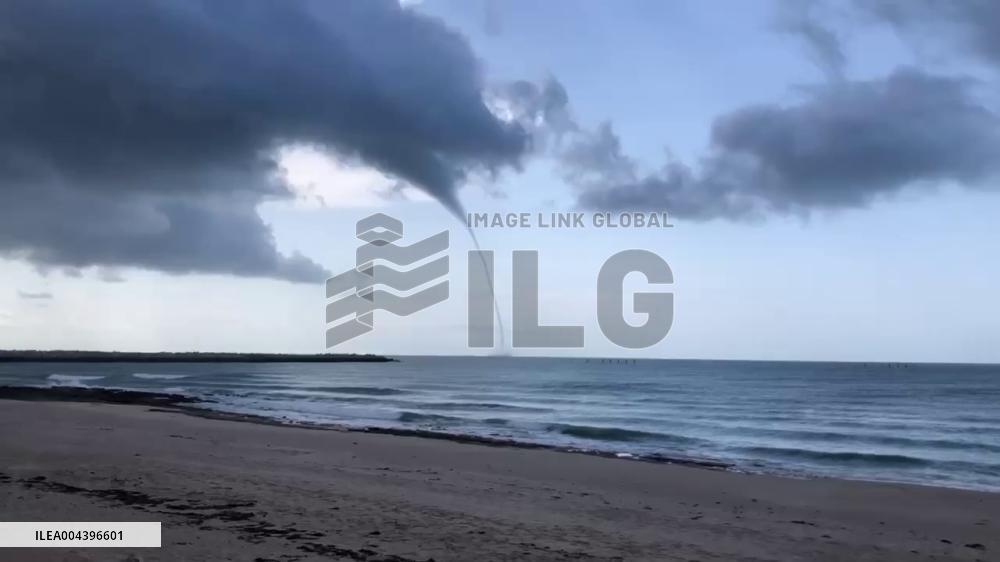 Mexico: Massive Waterspout Forms Off Puerto Peñasco