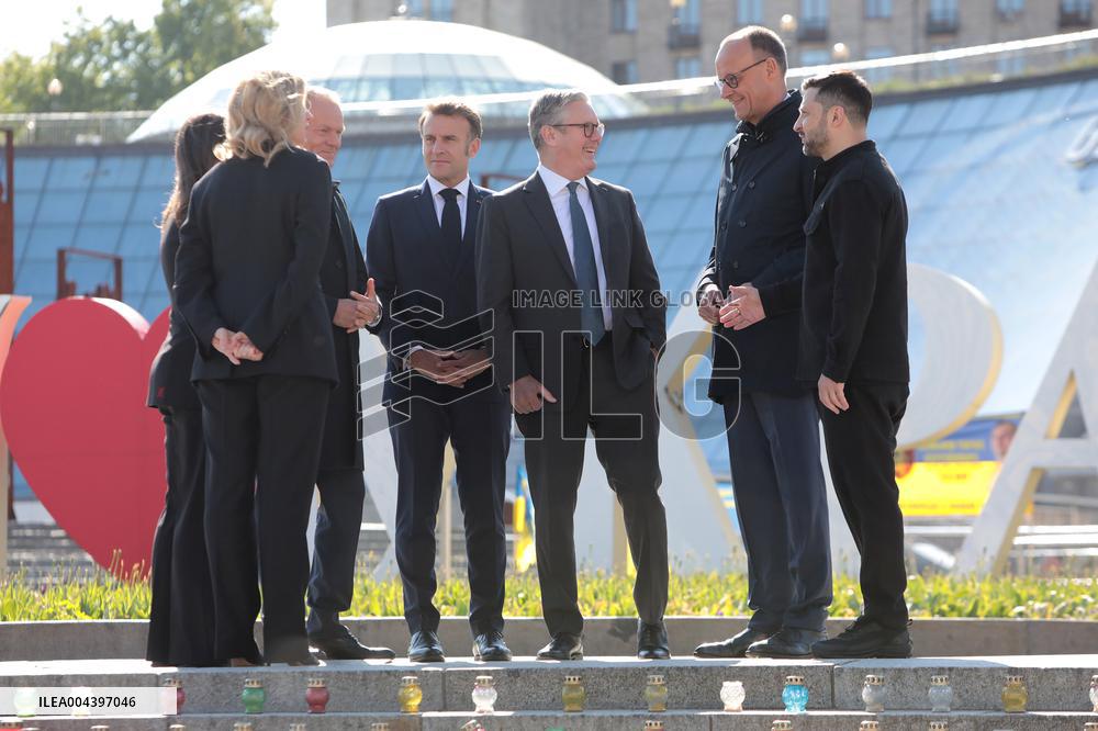 Ukrainian President and European leaders pay tribute to fallen warriors in Kyiv
