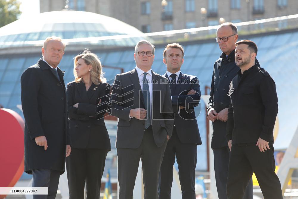 Ukrainian President and European leaders pay tribute to fallen warriors in Kyiv