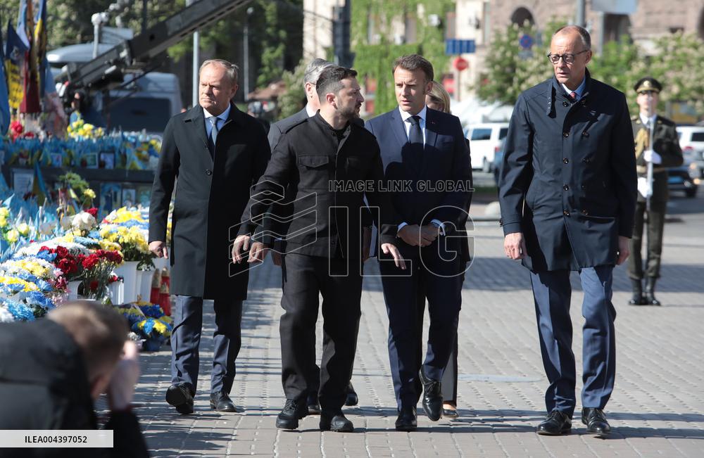 Ukrainian President and European leaders pay tribute to fallen warriors in Kyiv