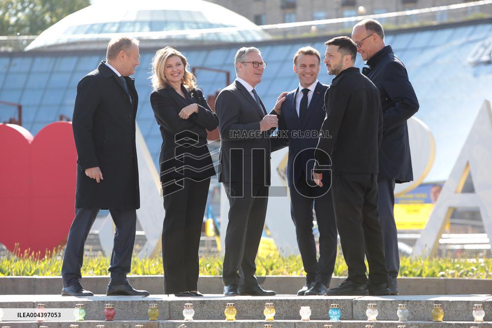 Ukrainian President and European leaders pay tribute to fallen warriors in Kyiv