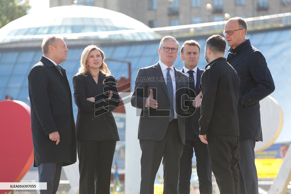 Ukrainian President and European leaders pay tribute to fallen warriors in Kyiv