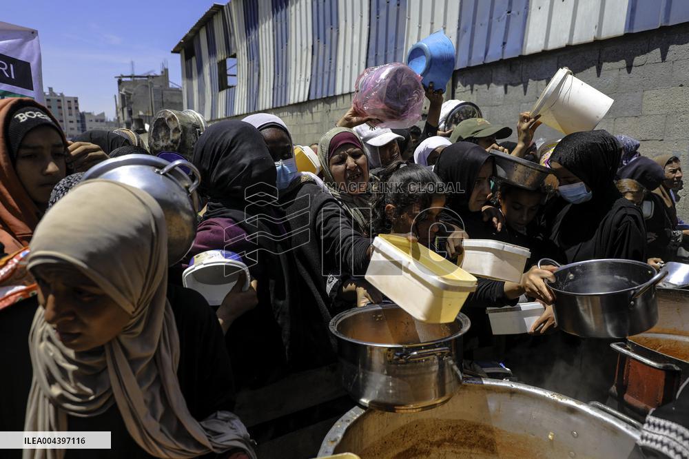 Palestinians Face Food Crisis Amid Shortages - Gaza